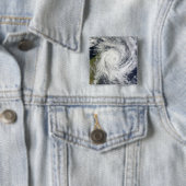 Badge Carré 5 Cm Cyclone tropical Bingiza (En situation)