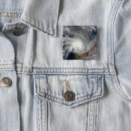 Badge Carré 5 Cm Cyclone tropical Carlos (En situation)