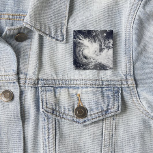 Badge Carré 5 Cm Cyclone tropical Daman (En situation)