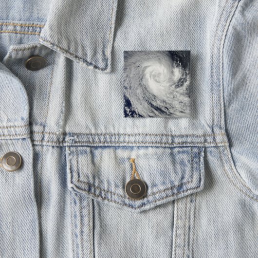 Badge Carré 5 Cm Cyclone tropical Imani (En situation)