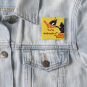Badge Carré 5 Cm DAFFY DUCK™ Prêt à combattre (En situation)