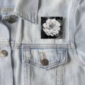 Badge Carré 5 Cm Dahlia 'David Howard' B&W (En situation)