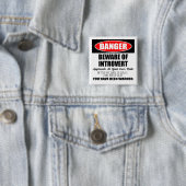 Badge Carré 5 Cm Danger Attention au panneau Introvert (En situation)