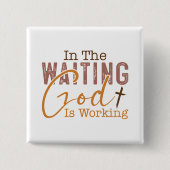 Badge Carré 5 Cm Dans l'attente, Dieu travaille Citation chrétienne (Devant)