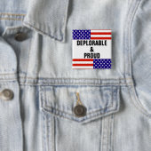 BADGE CARRÉ 5 CM DÉPLORABLE ET FIER (En situation)