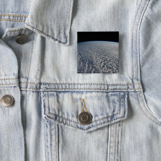 Badge Carré 5 Cm Des Nuages Stratocumulus Surplombent L'Océan Pacif (En situation)