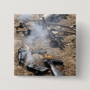 Badge Carré 5 Cm Des pièces d'armes ennemies sont mises à la dispos