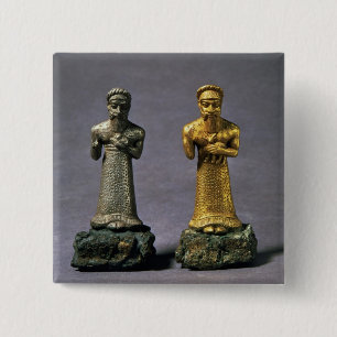Badge Carré 5 Cm Deux statuettes des hommes portant des offres des