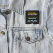 BADGE CARRÉ 5 CM DIEU A DIT (En situation)