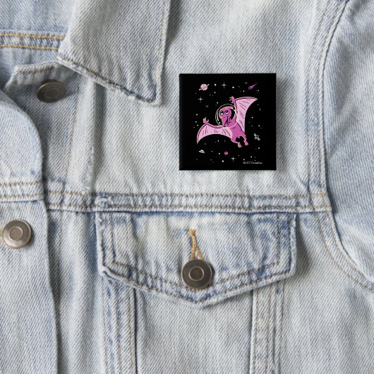 Badge Carré 5 Cm Dinos De Ptérodactyle Violet Dans L'Espace (En situation)