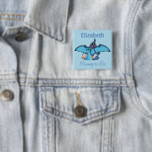 Badge Carré 5 Cm Dinosaure de ptérodactyle c'est un baby shower de (En situation)