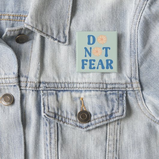 Badge Carré 5 Cm Do Not Fear (En situation)
