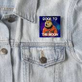 Badge Carré 5 Cm DOGE à la Lune ! (En situation)