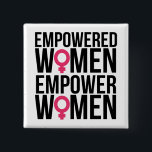 Badge Carré 5 Cm Donner aux femmes les moyens d'agir<br><div class="desc">Vous cherchez un cadeau parfait pour quiconque croit au féminisme et à l'égalité ? Donner les moyens aux femmes d'agir !</div>