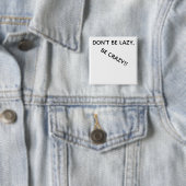 BADGE CARRÉ 5 CM DONT BE LAZY, BE CRAZY!! BUTTON (En situation)