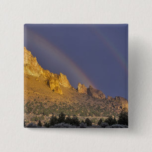 Badge Carré 5 Cm Double arc-en-ciel sur une formation rocheuse près