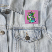 Badge Carré 5 Cm Dragon de bébé pourpre et vert (En situation)