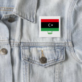 Badge Carré 5 Cm Drapeau de la Libye avec le nom en arabe (En situation)