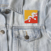 Badge Carré 5 Cm Drapeau du Bhoutan (En situation)