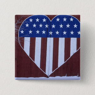 Badge Carré 5 Cm Drapeau en forme de cœur peint sur une grange aprè