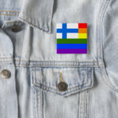 BADGE CARRÉ 5 CM DRAPEAU LGBT FINLANDAIS (En situation)