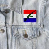 Badge Carré 5 Cm Drapeau néerlandais avec AK47 (En situation)
