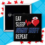 Badge Carré 5 Cm Drôle mignon Manger Dormir Nuit Maj Répéter Infirm<br><div class="desc">Ce mème d'infirmière amusant est un design d'infirmière de nouveauté pour une infirmière d'urgence de l'hôpital, infirmière diplômée, infirmière de l'ICU, infirmière autorisée de la RN, infirmière de charge ou d'autres types d'infirmière qui travaillent comme infirmière de nuit prenant soin des patients. Comprend un coeur mignon avec casquette infirmier, graphique...</div>