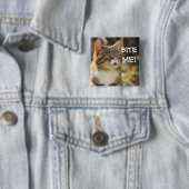 Badge Carré 5 Cm Drôle Sassy Chat avec Attitude Bite Me (En situation)