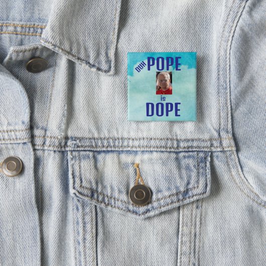 Badge Carré 5 Cm Duh Pope is Dope Button (En situation)