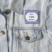 Badge Carré 5 Cm Écart d'anniversaire avec nom et âge (En situation)