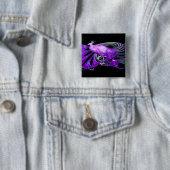BADGE CARRÉ 5 CM ÉLÉGANT PEACOCK EN VIOLET VIOLET, NOIR (En situation)