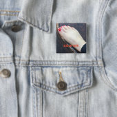 BADGE CARRÉ 5 CM EMBRASSEZ MON BOUTON DE PIEDS (En situation)