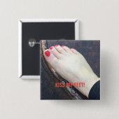 BADGE CARRÉ 5 CM EMBRASSEZ MON BOUTON DE PIEDS (Devant & derrière)