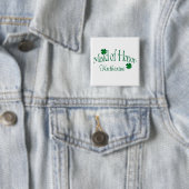 Badge Carré 5 Cm Emerald Green, Shamrock blanc Maid of Honor Button (En situation)