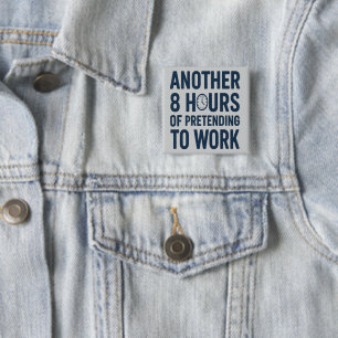 Badge Carré 5 Cm Encore 8 Heures à Faire Semblant de Travailler Drô