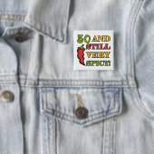 Badge Carré 5 Cm Épicé À 50 Ans (En situation)