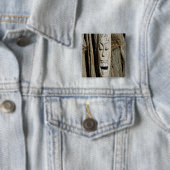 Badge Carré 5 Cm Épingle Masque Africain (En situation)