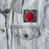 Badge Carré 5 Cm Épingle Rose Rouge (En situation)