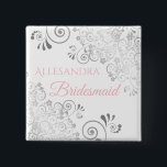 Badge Carré 5 Cm Étiquette de demoiselle d'honneur de mariage Rose<br><div class="desc">Identifiez les acteurs clés de votre douche de mariée, mariage ou dîner de répétition avec nos élégants boutons Rose & Gris. Conçus pour coordonner avec notre suite de mariage élégant Rose & Gris, ce bouton présente une touche de faux foil argenté sur fond blanc avec un texte rose indiquant Demoiselle...</div>