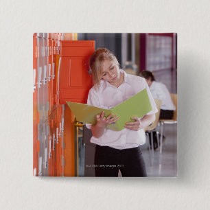 Badge Carré 5 Cm Étudiant enlevant le classeur du casier d'école