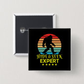 Badge Carré 5 Cm Expert Bigfoot Cache-Cache Drôle (Devant & derrière)