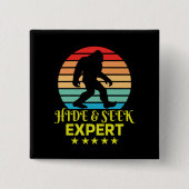 Badge Carré 5 Cm Expert Bigfoot Cache-Cache Drôle (Devant)