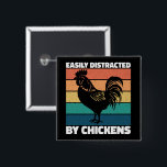Badge Carré 5 Cm Facilement Distrait Par Les Amateurs D'Agriculture<br><div class="desc">Grand cadeau pour les amateurs de poulet avec une citation drôle "Facilement distrait par les poulets" pour le propriétaire de poulet.</div>