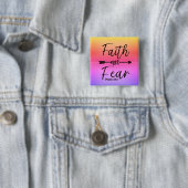 Badge Carré 5 Cm Faith over Fear button pin (En situation)