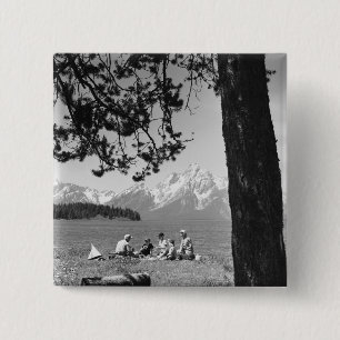 Badge Carré 5 Cm Famille ayant le pique-nique par des montagnes de