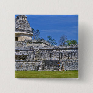 Badge Carré 5 Cm Famille de touristes passant devant un ancien Maya