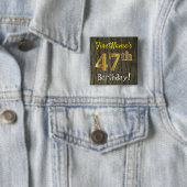 Badge Carré 5 Cm Faux Wood, Faux Gold 47th Birthday + Custom Name (En situation)