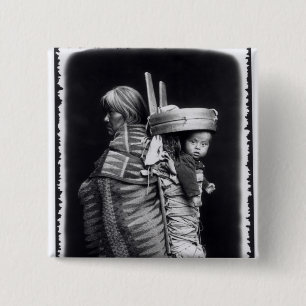 Badge Carré 5 Cm Femme de Navajo rapportant une papoose sur elle