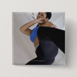 Badge Carré 5 Cm Femme exécutant des arts martiaux