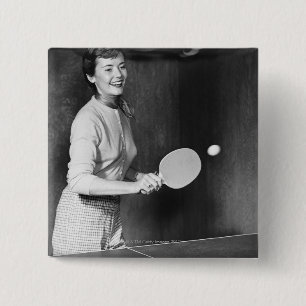 Badge Carré 5 Cm Femme jouant au ping-pong